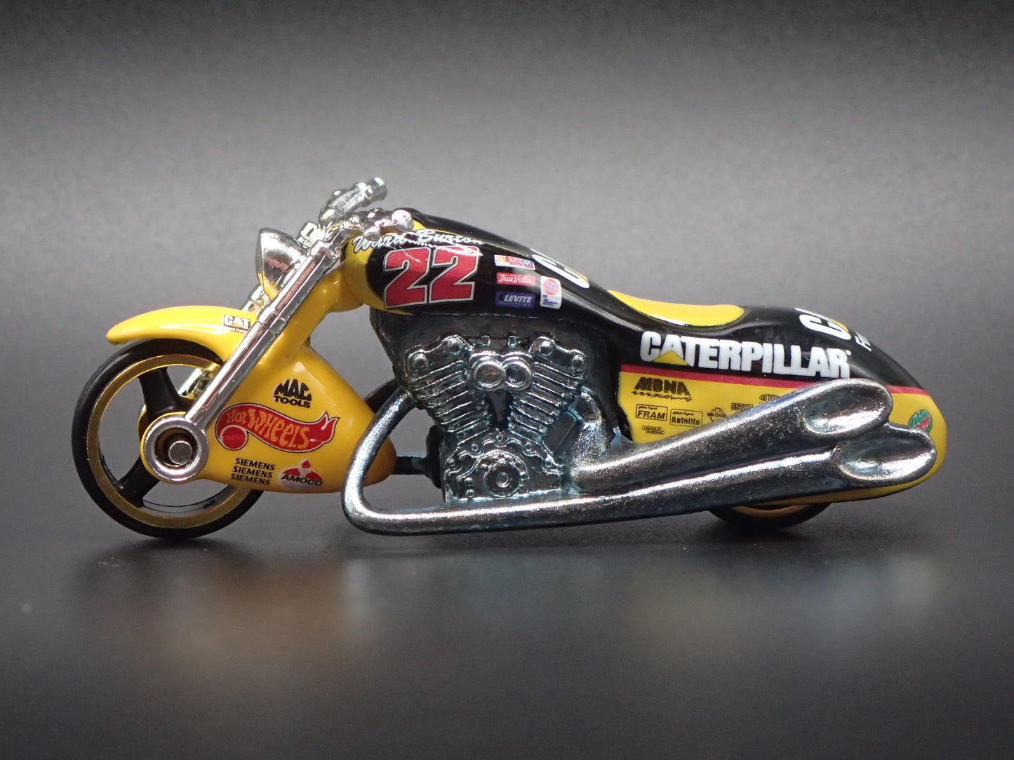 SCORCHIN SCOOTER MOTORCYCLE CATERPILLAR  1:64 HOT WHEELS SCALE DIECAST MODEL CAR