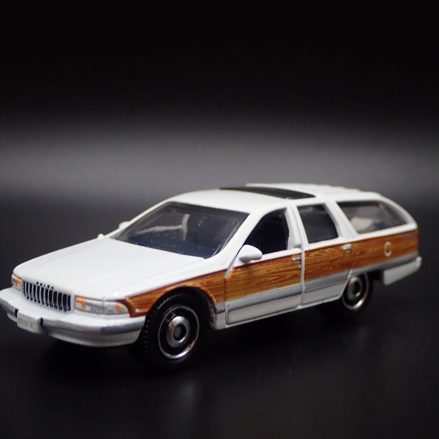 1991-1996 BUICK ROADMASTER ESTATE WAGON 1:64 SCALE DIORAMA DIECAST MODEL CAR