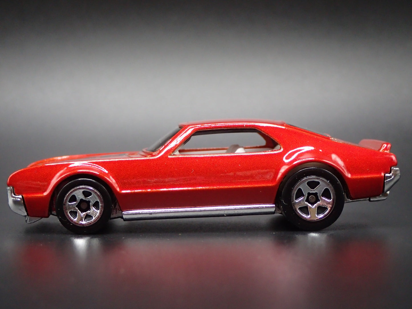 1966 66 OLDS OLDSMOBILE TORONADO CUSTOM 1/64 SCALE DIORAMA DIECAST MODEL CAR