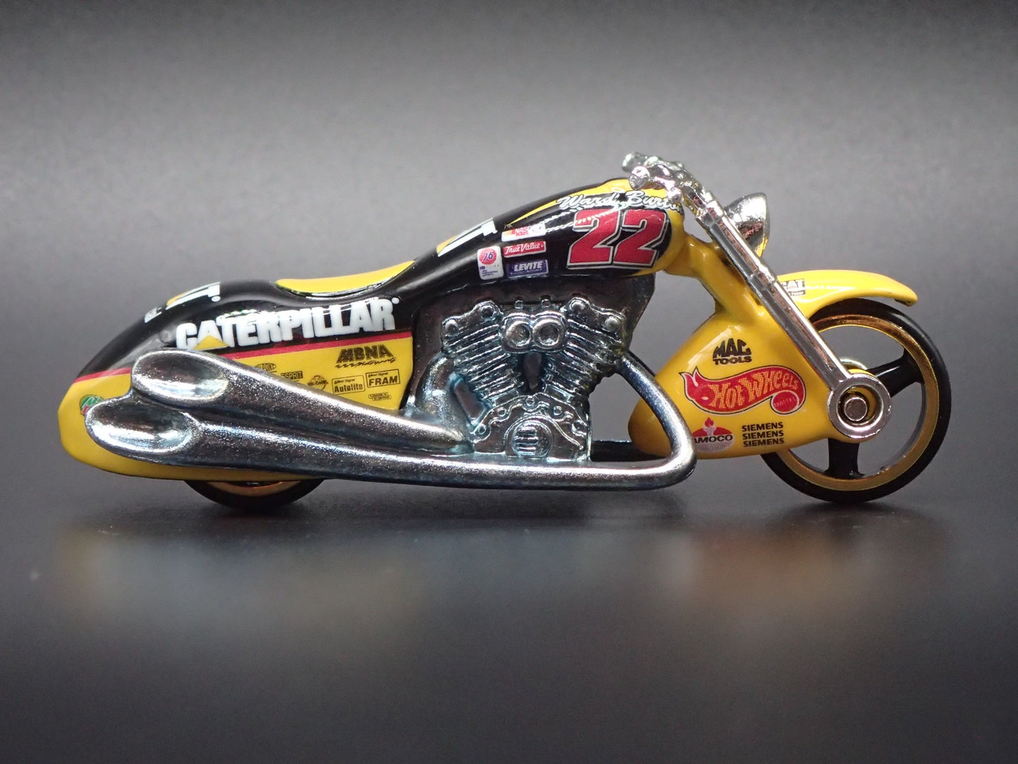 SCORCHIN SCOOTER MOTORCYCLE CATERPILLAR  1:64 HOT WHEELS SCALE DIECAST MODEL CAR