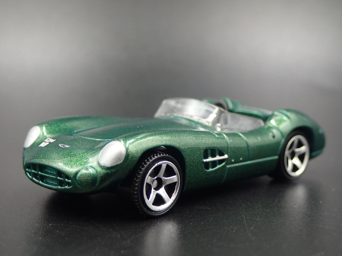 1956 56 ASTON MARTIN DBR1 CONVERTIBLE GREEN 1/64 SCALE DIORAMA DIECAST MODEL CAR