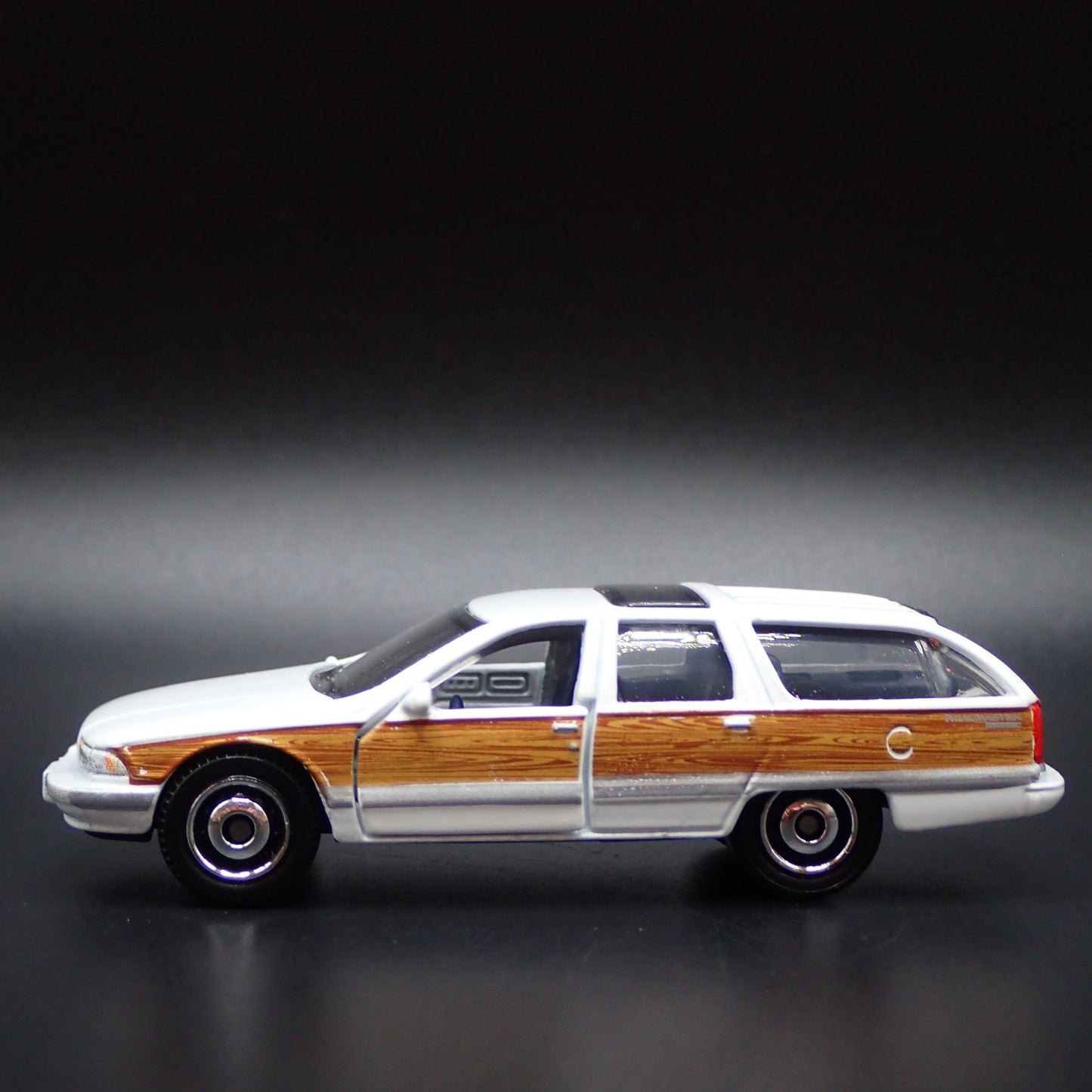1991-1996 BUICK ROADMASTER ESTATE WAGON 1:64 SCALE DIORAMA DIECAST MODEL CAR