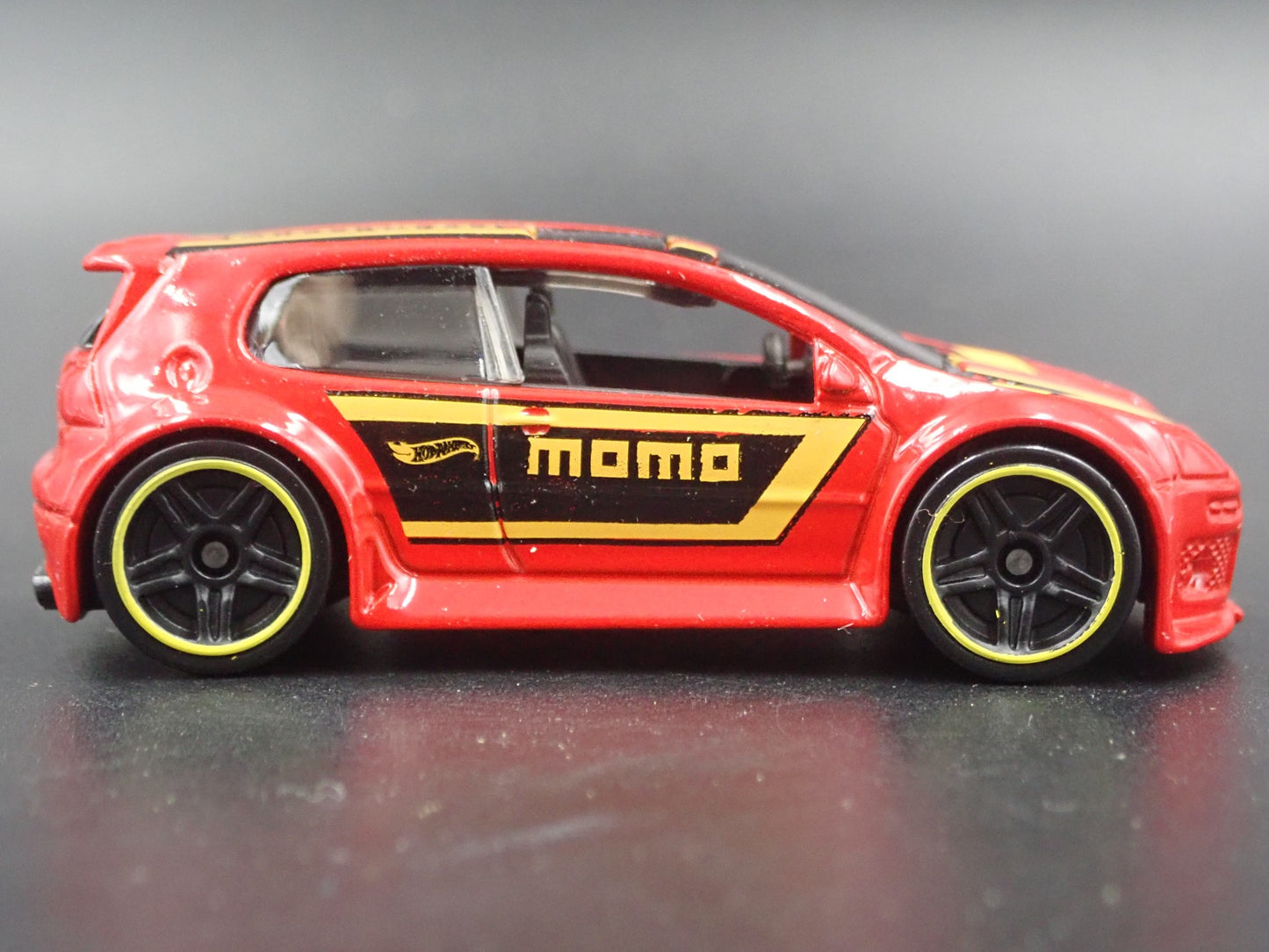 2003-2009 VW VOLKSWAGEN GOLF GTI MK5 MOMO 1:64 SCALE DIORAMA DIECAST MODEL CAR