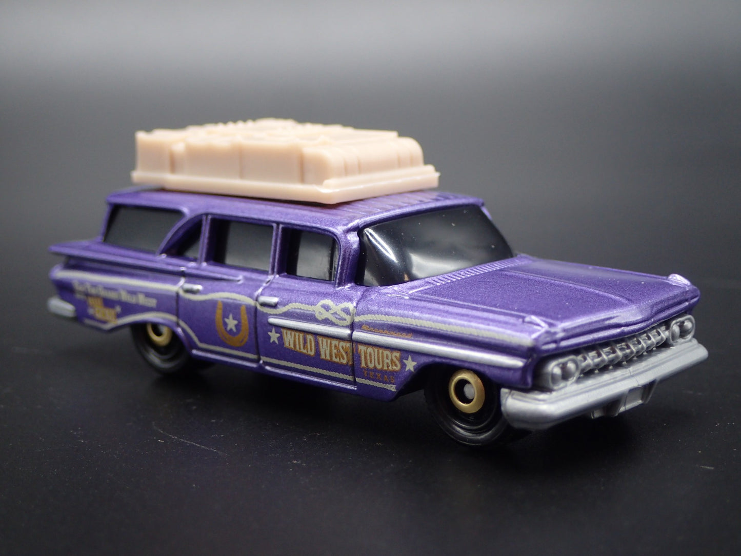 1959 59 CHEVY CHEVROLET STATION WAGON RARE 1/64 SCALE DIORAMA DIECAST MODEL CAR