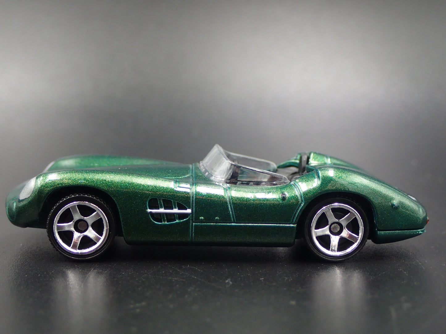 1956 56 ASTON MARTIN DBR1 CONVERTIBLE GREEN 1/64 SCALE DIORAMA DIECAST MODEL CAR