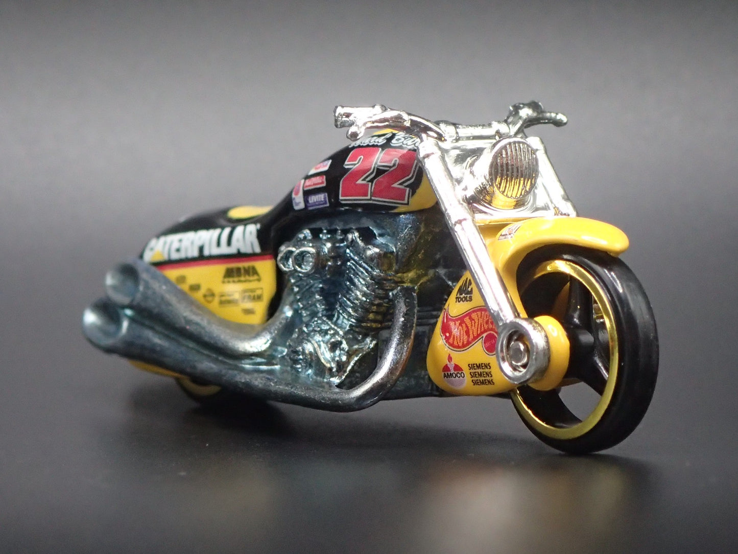 SCORCHIN SCOOTER MOTORCYCLE CATERPILLAR  1:64 HOT WHEELS SCALE DIECAST MODEL CAR