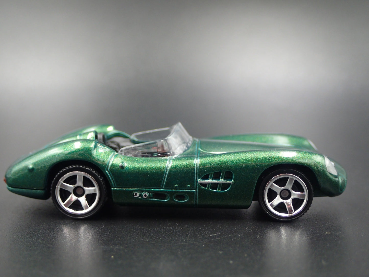 1956 56 ASTON MARTIN DBR1 CONVERTIBLE GREEN 1/64 SCALE DIORAMA DIECAST MODEL CAR