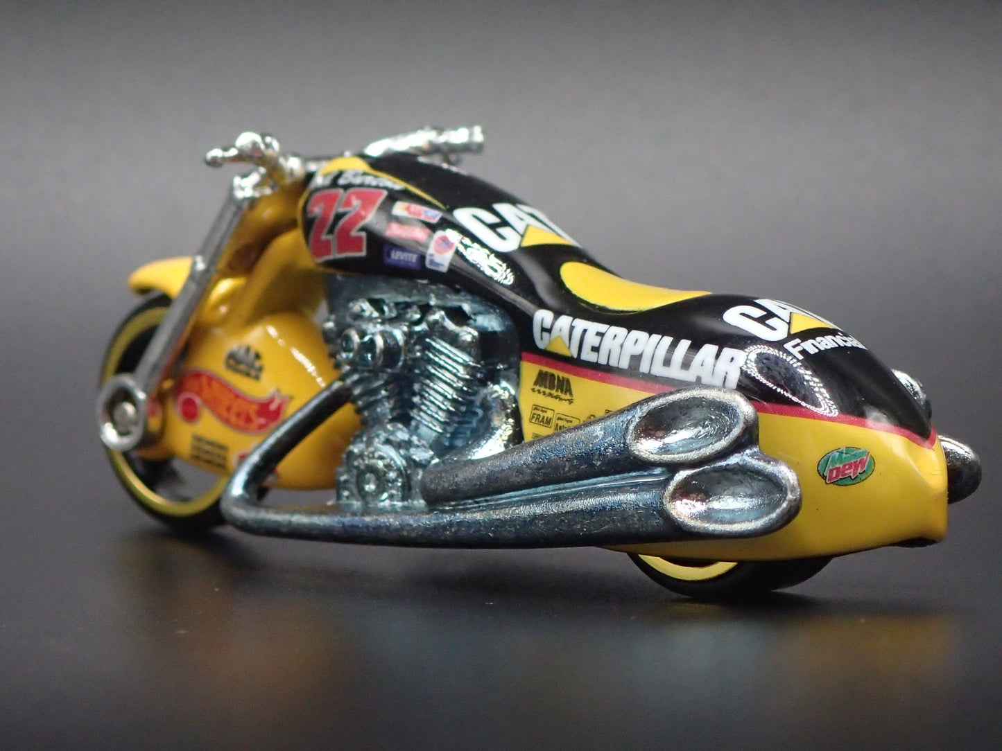 SCORCHIN SCOOTER MOTORCYCLE CATERPILLAR  1:64 HOT WHEELS SCALE DIECAST MODEL CAR