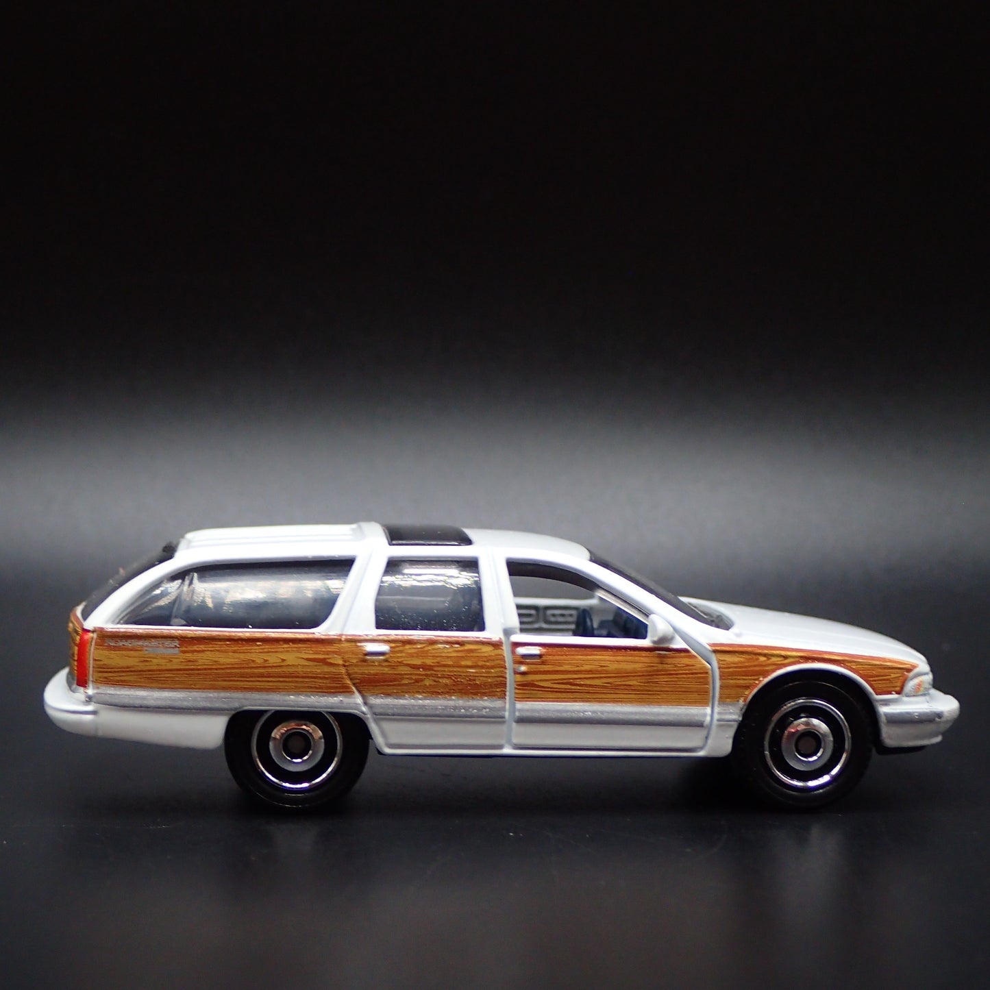 1991-1996 BUICK ROADMASTER ESTATE WAGON 1:64 SCALE DIORAMA DIECAST MODEL CAR