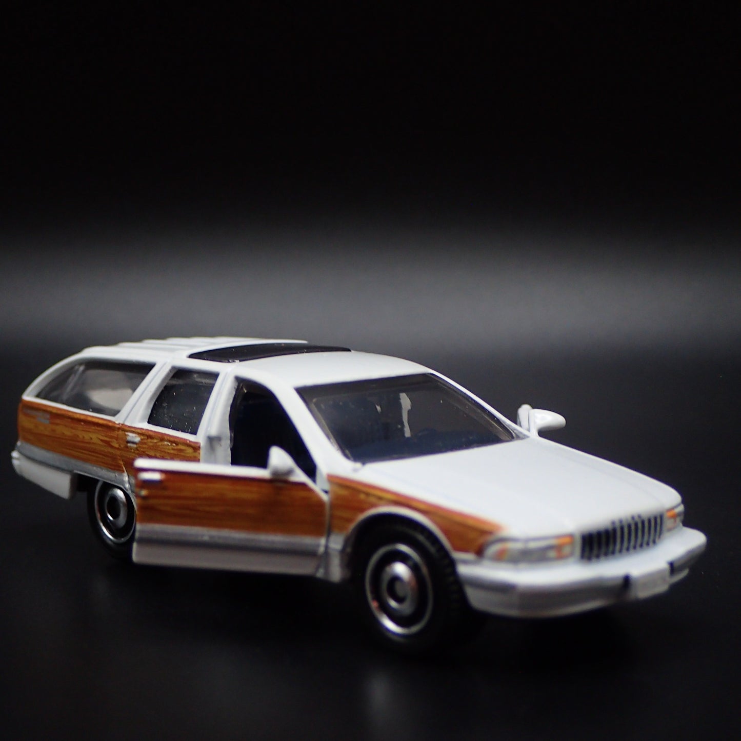 1991-1996 BUICK ROADMASTER ESTATE WAGON 1:64 SCALE DIORAMA DIECAST MODEL CAR