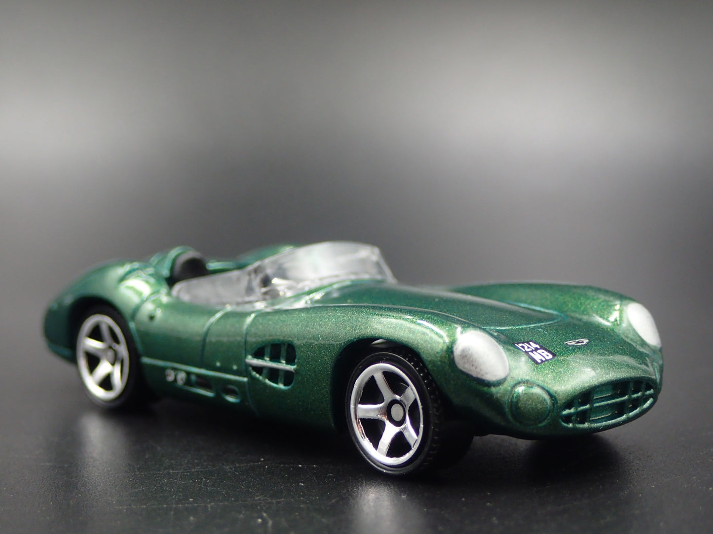 1956 56 ASTON MARTIN DBR1 CONVERTIBLE GREEN 1/64 SCALE DIORAMA DIECAST MODEL CAR