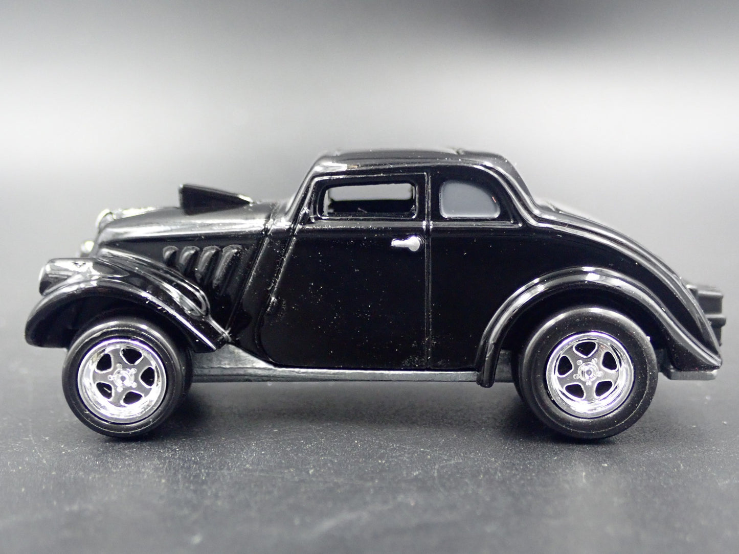 1933 33 WILLYS GASSER BLACK 1:64 SCALE COLLECTIBLE DIORAMA DIECAST MODEL CAR