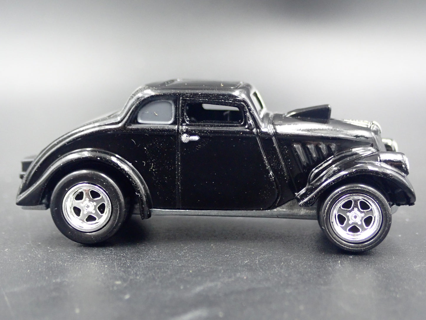 1933 33 WILLYS GASSER BLACK 1:64 SCALE COLLECTIBLE DIORAMA DIECAST MODEL CAR