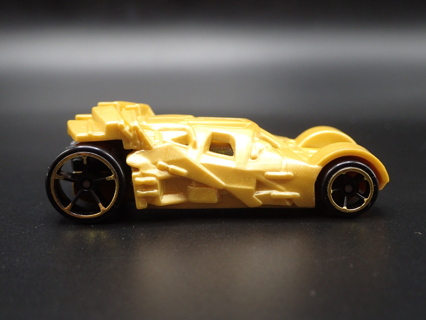 BATMAN BATMOBILE THE TUMBLER 1:64 SCALE COLLECTIBLE DIORAMA DIECAST MODEL CAR