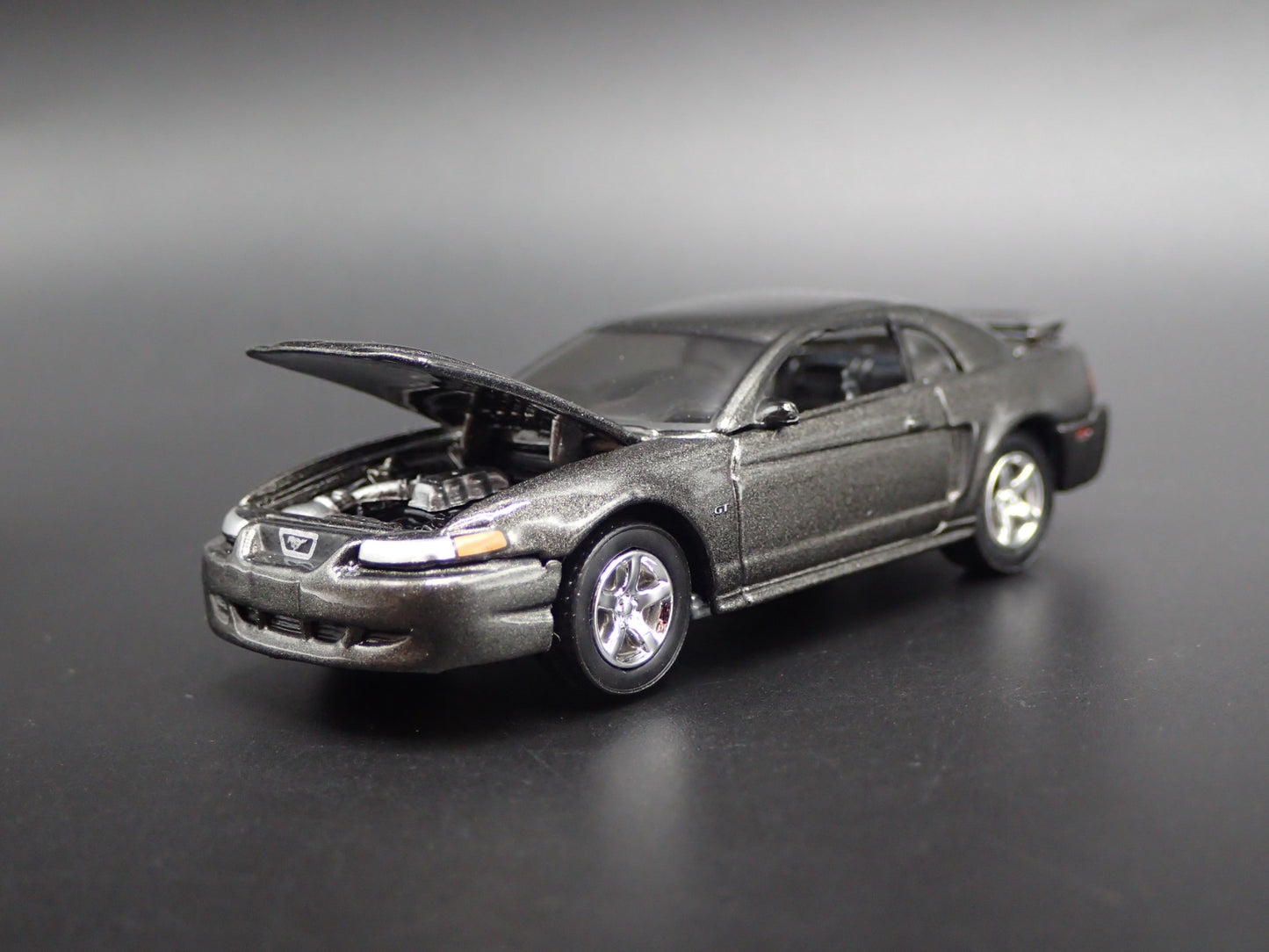 1999-2004 FORD MUSTANG GT GRAY 1:64 SCALE COLLECTIBLE DIORAMA DIECAST MODEL CAR