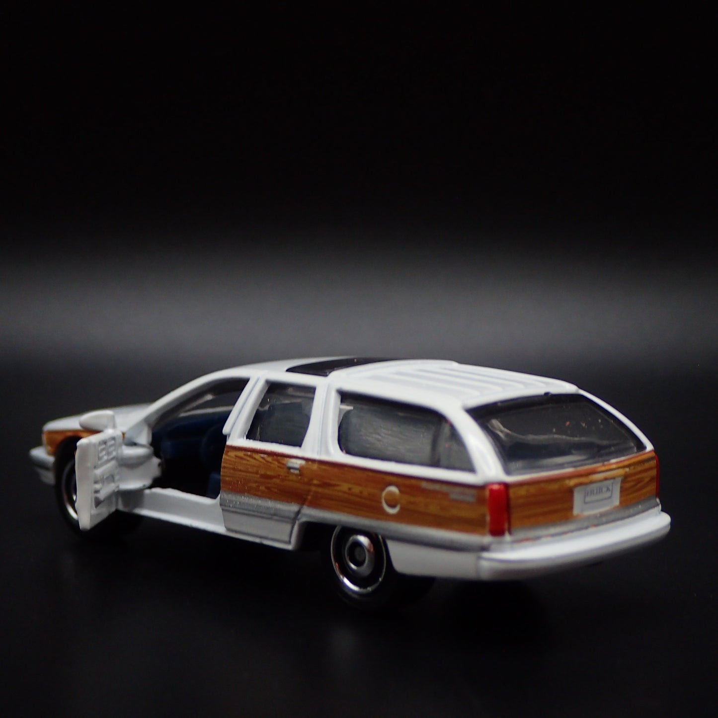 1991-1996 BUICK ROADMASTER ESTATE WAGON 1:64 SCALE DIORAMA DIECAST MODEL CAR