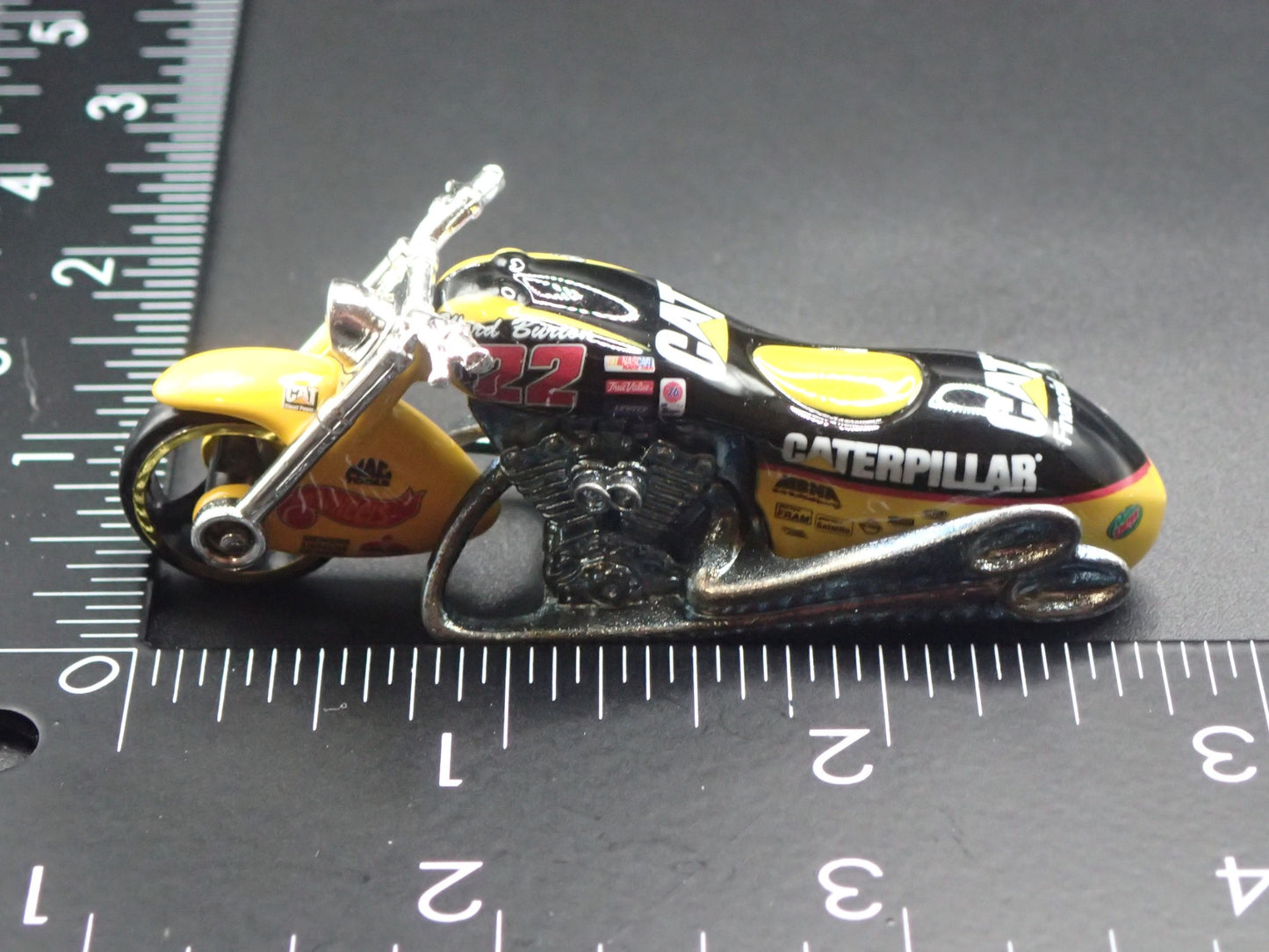 SCORCHIN SCOOTER MOTORCYCLE CATERPILLAR  1:64 HOT WHEELS SCALE DIECAST MODEL CAR