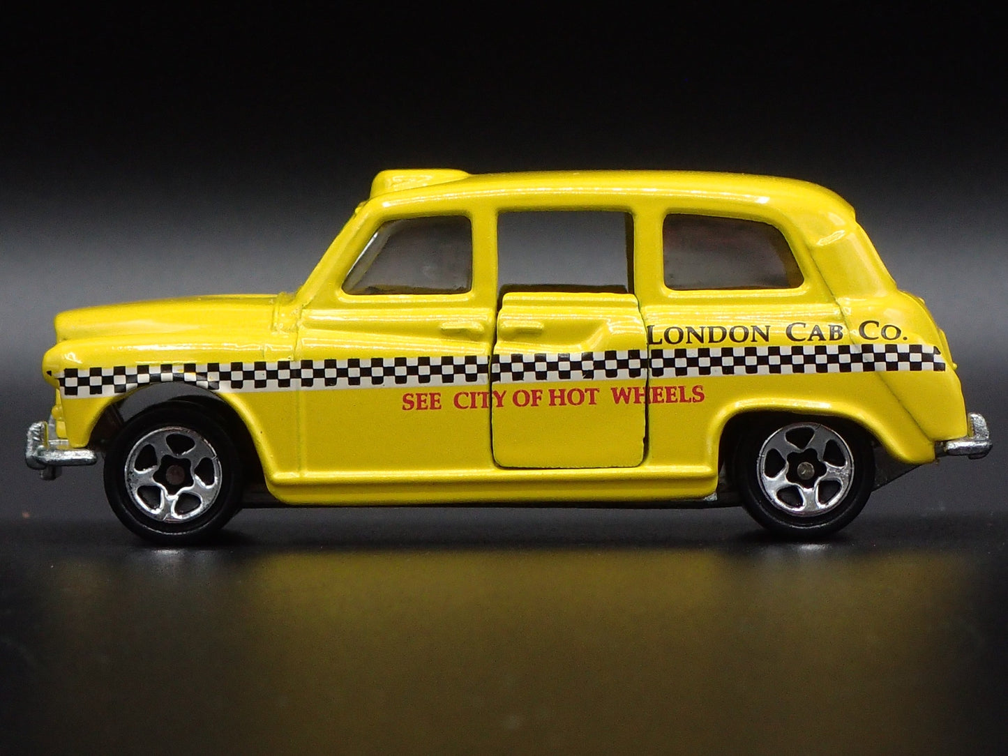 VINTAGE LONDON TAXI CAB YELLOW 1:64 SCALE COLLECTIBLE DIORAMA DIECAST MODEL CAR