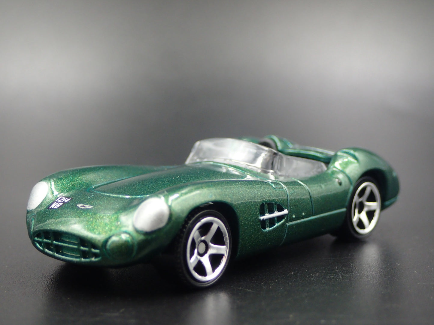 1956 56 ASTON MARTIN DBR1 CONVERTIBLE GREEN 1/64 SCALE DIORAMA DIECAST MODEL CAR