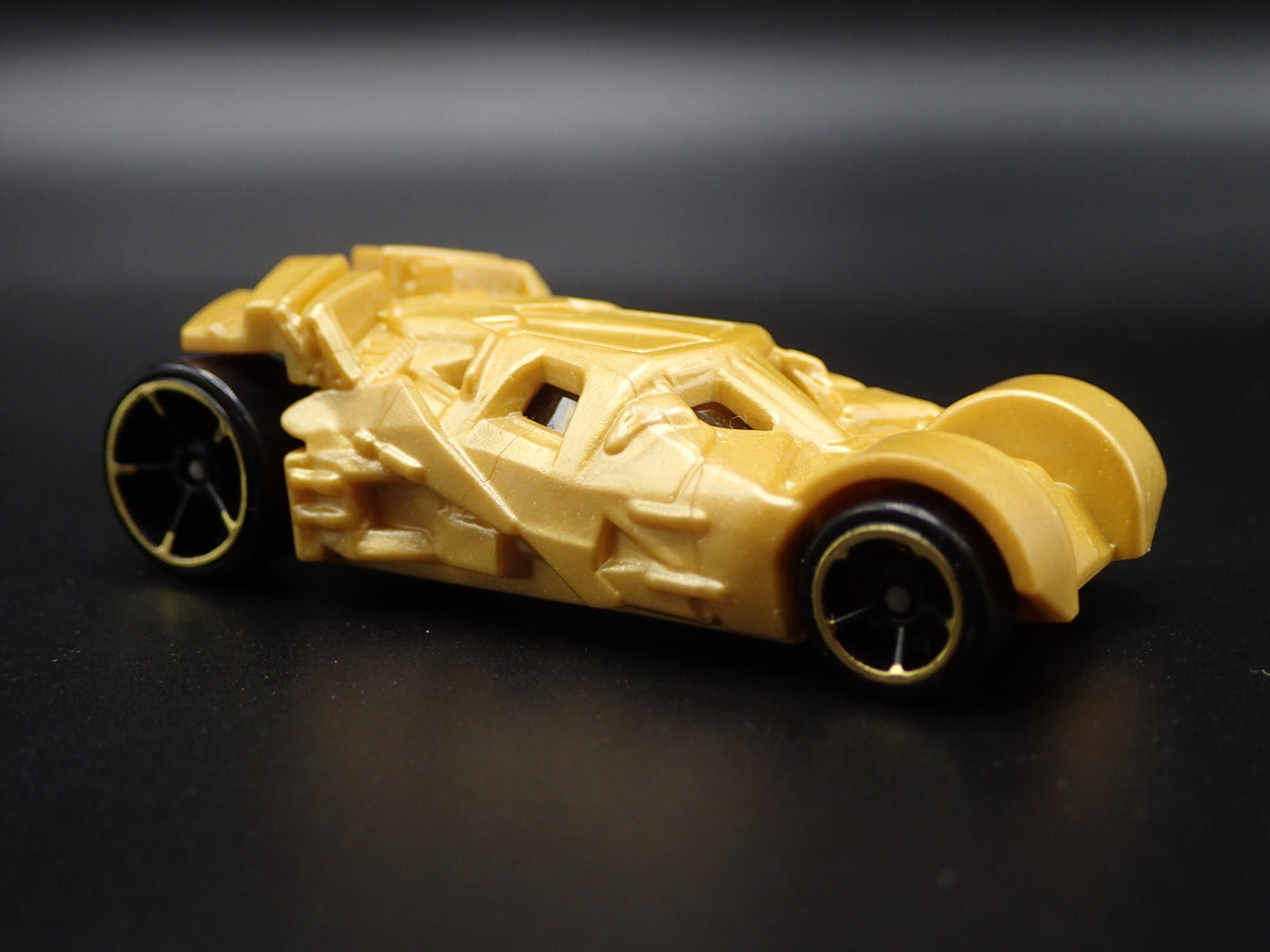 BATMAN BATMOBILE THE TUMBLER 1:64 SCALE COLLECTIBLE DIORAMA DIECAST MODEL CAR