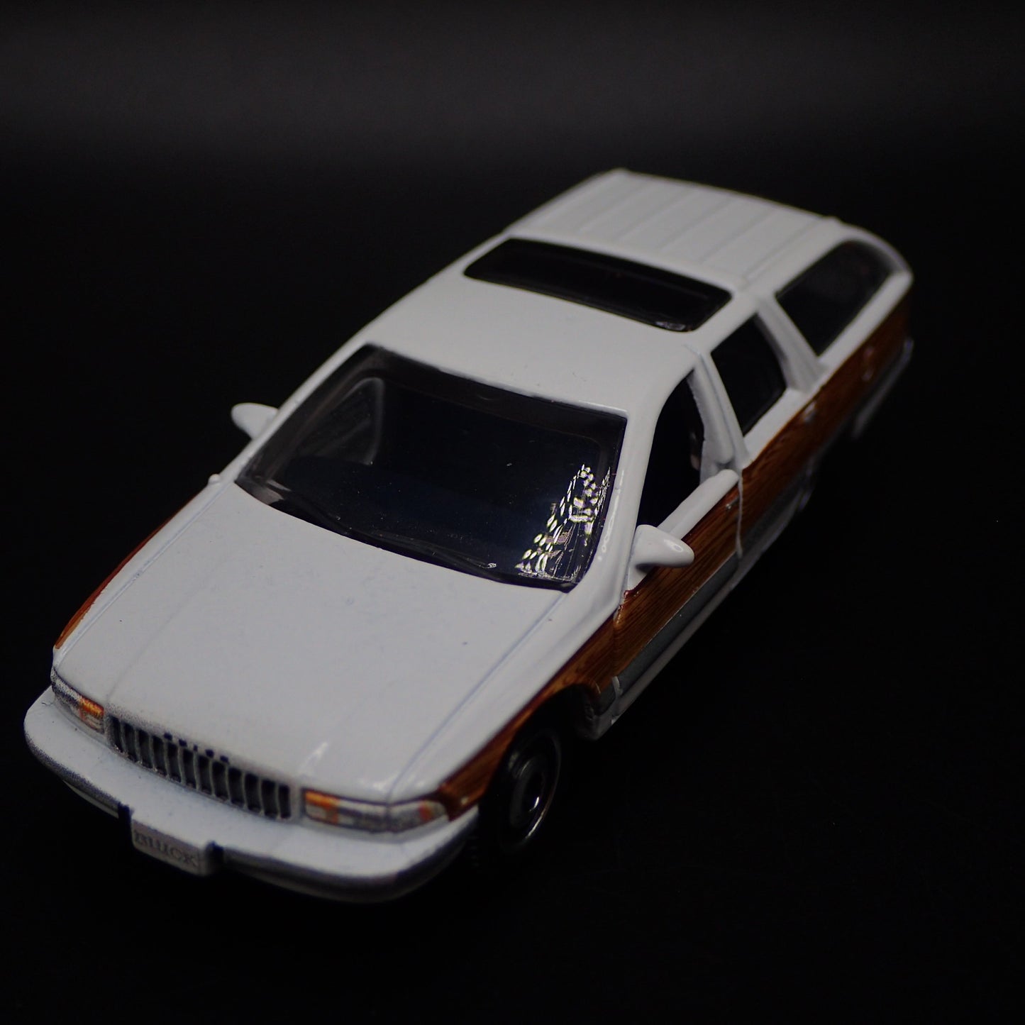 1991-1996 BUICK ROADMASTER ESTATE WAGON 1:64 SCALE DIORAMA DIECAST MODEL CAR