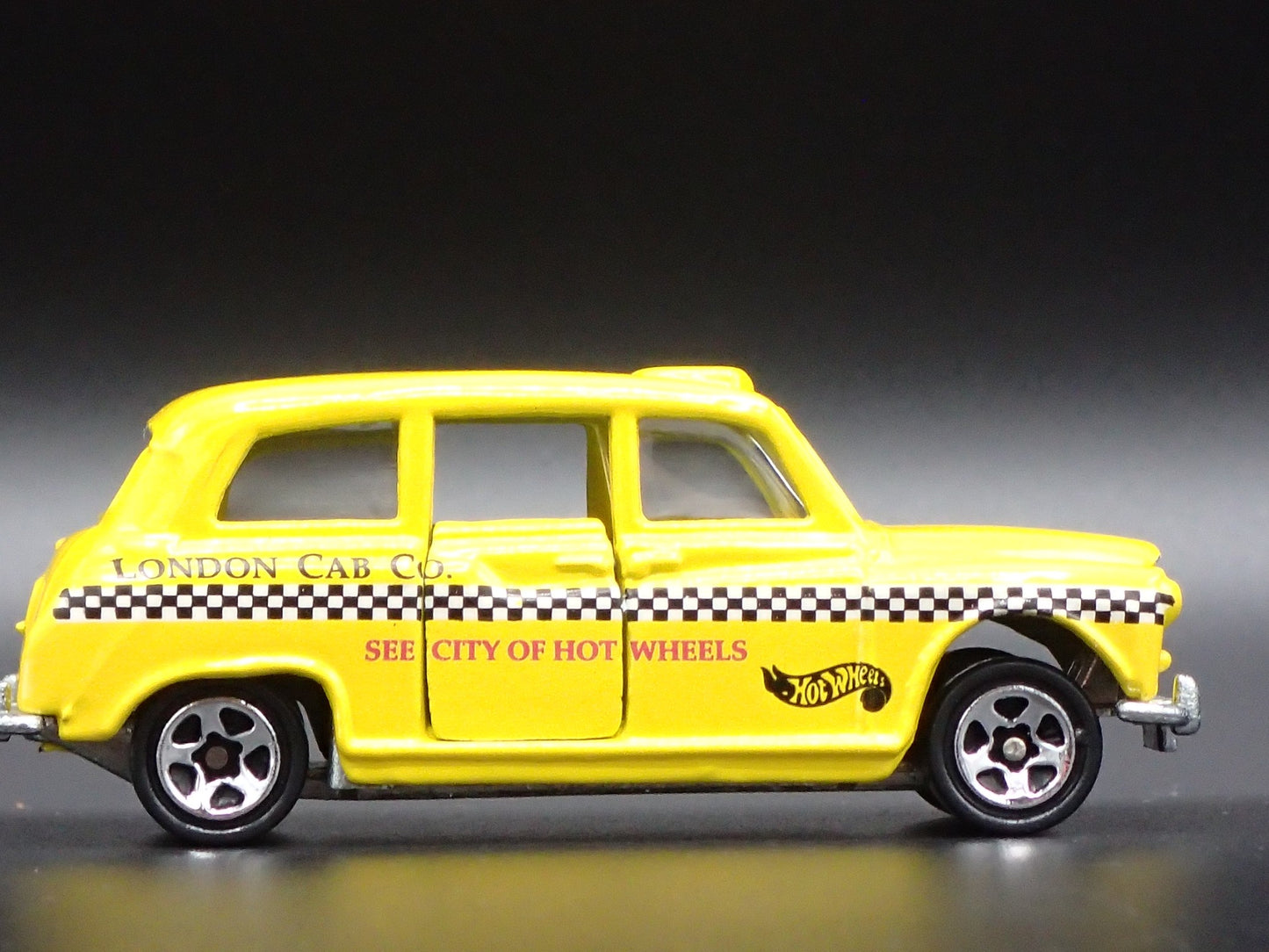 VINTAGE LONDON TAXI CAB YELLOW 1:64 SCALE COLLECTIBLE DIORAMA DIECAST MODEL CAR