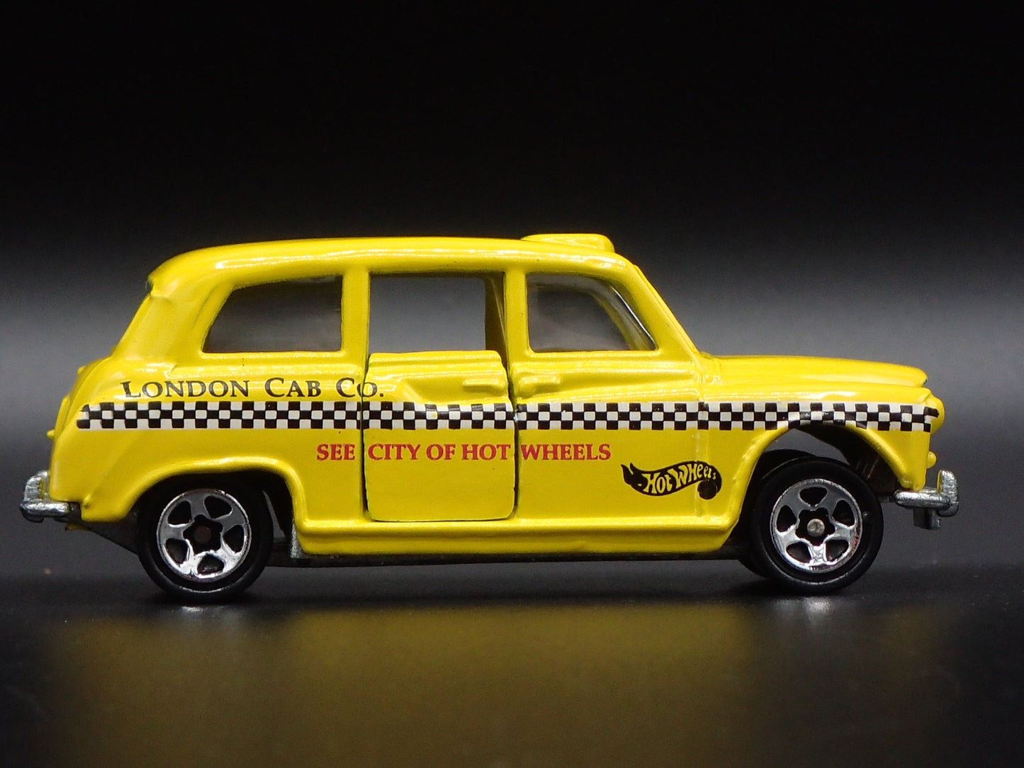 VINTAGE LONDON TAXI CAB YELLOW 1:64 SCALE COLLECTIBLE DIORAMA DIECAST MODEL CAR