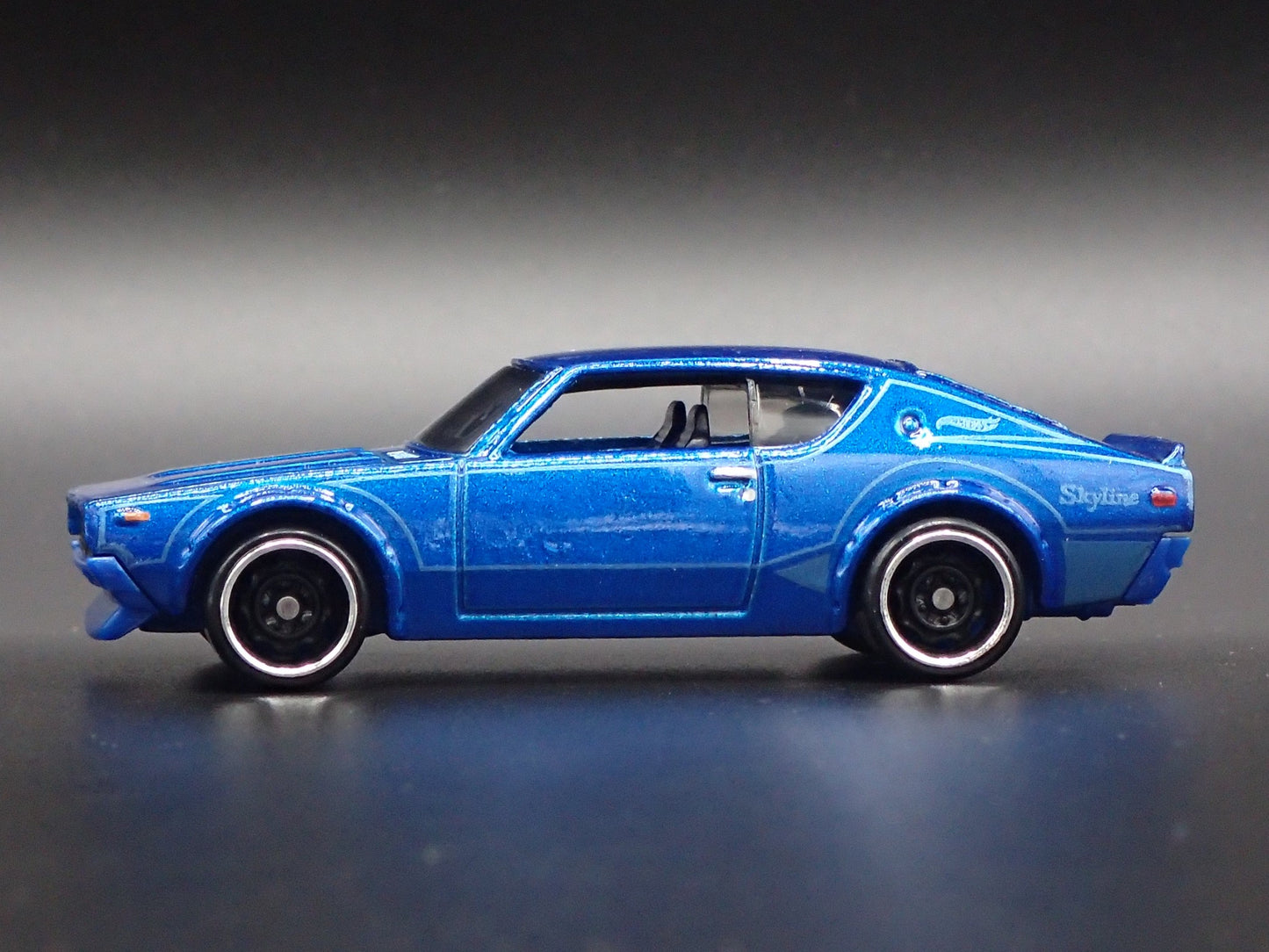 1972-1973 NISSAN SKYLINE 2000 GTR BLUE RARE 1:64 SCALE DIORAMA DIECAST MODEL CAR