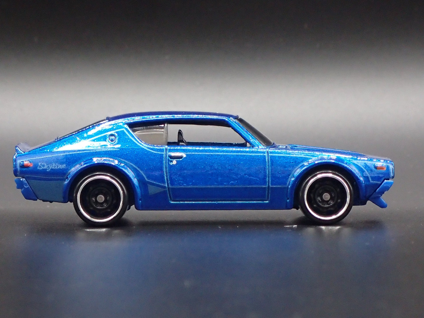 1972-1973 NISSAN SKYLINE 2000 GTR BLUE RARE 1:64 SCALE DIORAMA DIECAST MODEL CAR