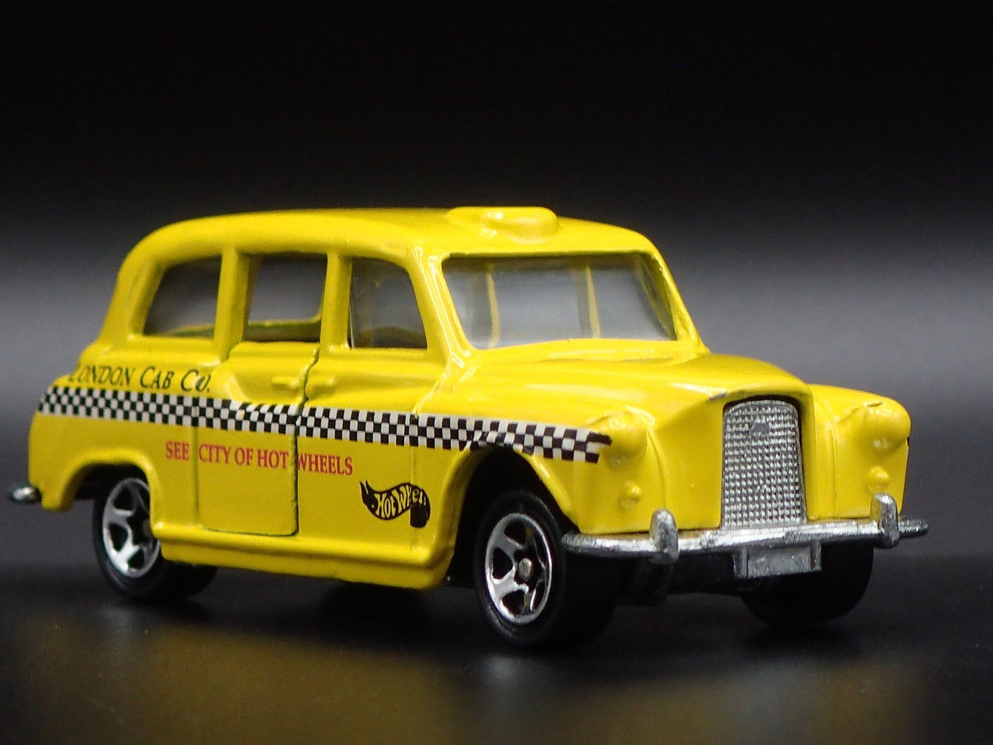 VINTAGE LONDON TAXI CAB YELLOW 1:64 SCALE COLLECTIBLE DIORAMA DIECAST MODEL CAR