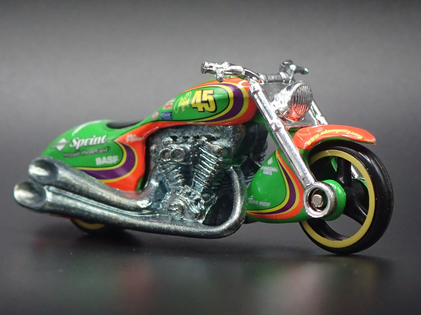SCORCHIN SCOOTER MOTORCYCLE SPRINT 45 1:64 HOT WHEELS SCALE DIECAST MODEL CAR