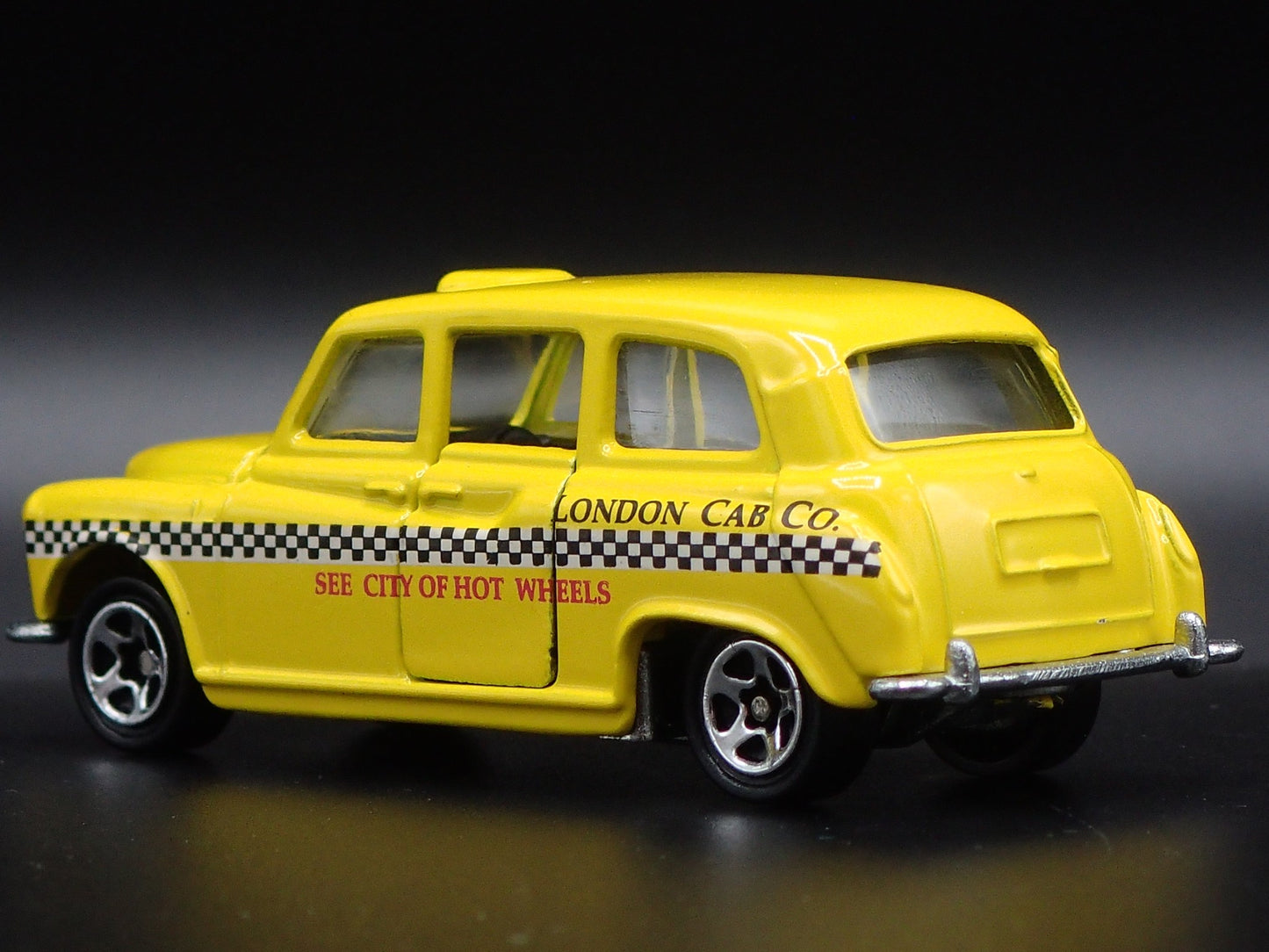 VINTAGE LONDON TAXI CAB YELLOW 1:64 SCALE COLLECTIBLE DIORAMA DIECAST MODEL CAR