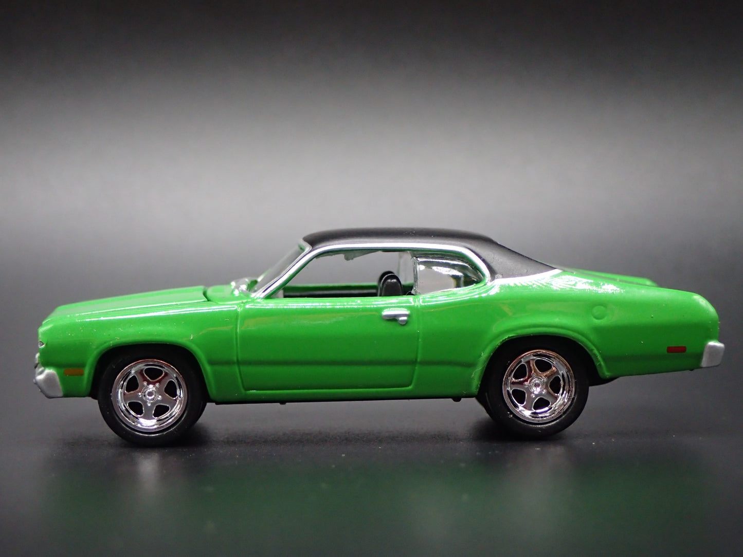1971 71 PLYMOUTH DUSTER GREEN 1/64 SCALE COLLECTIBLE DIORAMA DIECAST MODEL CAR