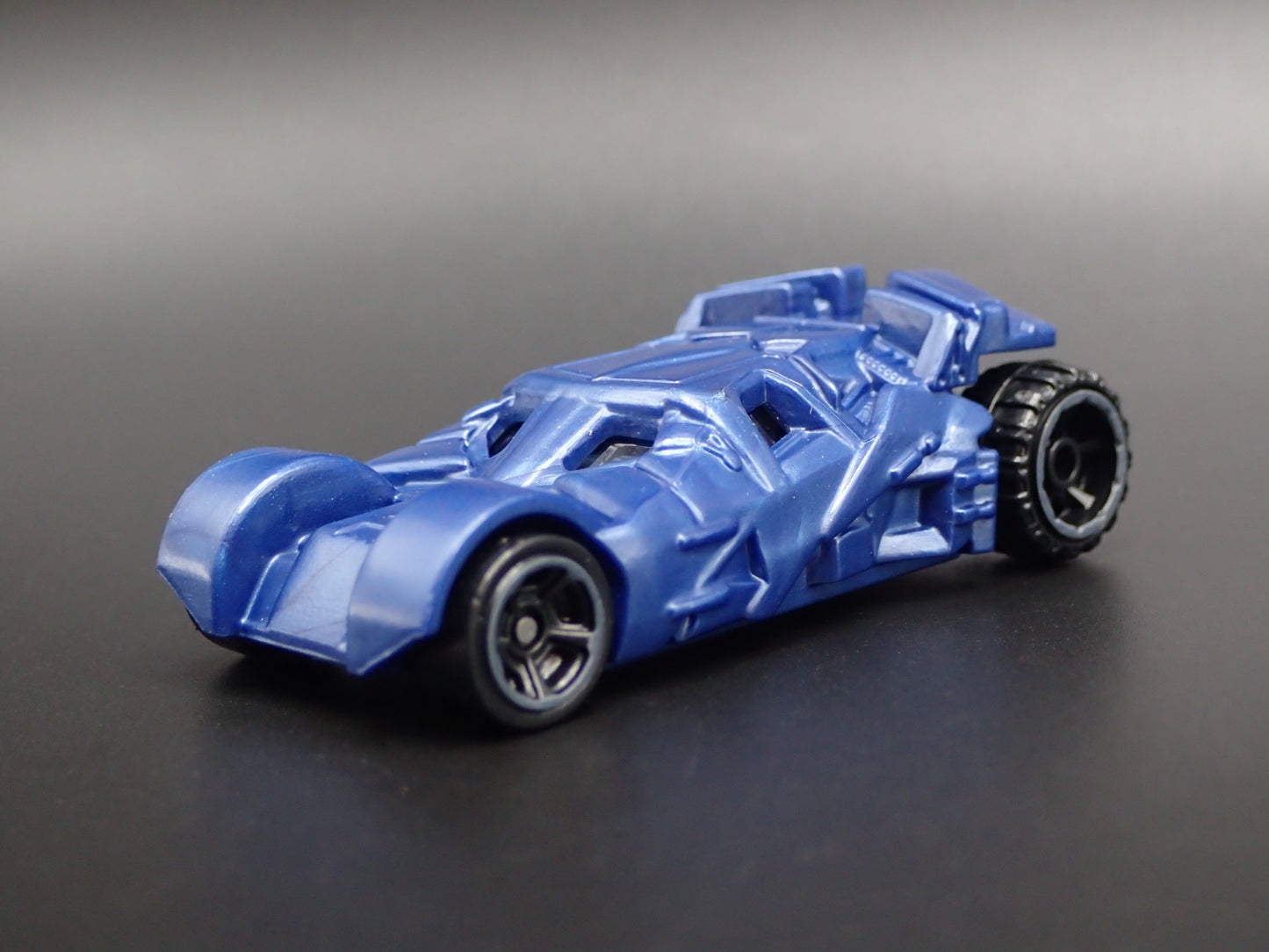 BATMAN BATMOBILE THE TUMBLER THE DARK KNIGHT RISES 1:64 SCALE DIECAST MODEL CAR