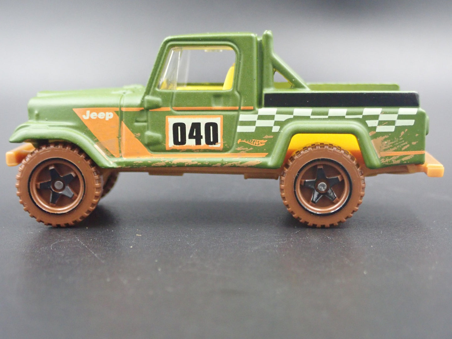 1981-1985 JEEP CJ8 SCRAMBLER PICKUP TRUCK 1:64 SCALE DIORAMA DIECAST MODEL TRUCK