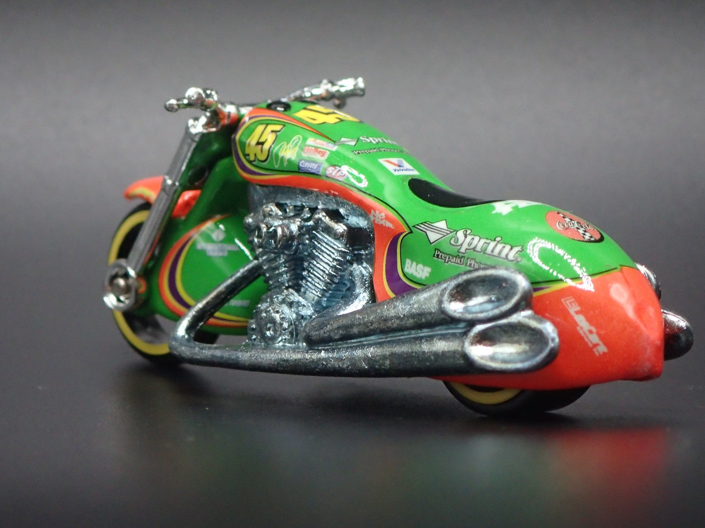 SCORCHIN SCOOTER MOTORCYCLE SPRINT 45 1:64 HOT WHEELS SCALE DIECAST MODEL CAR