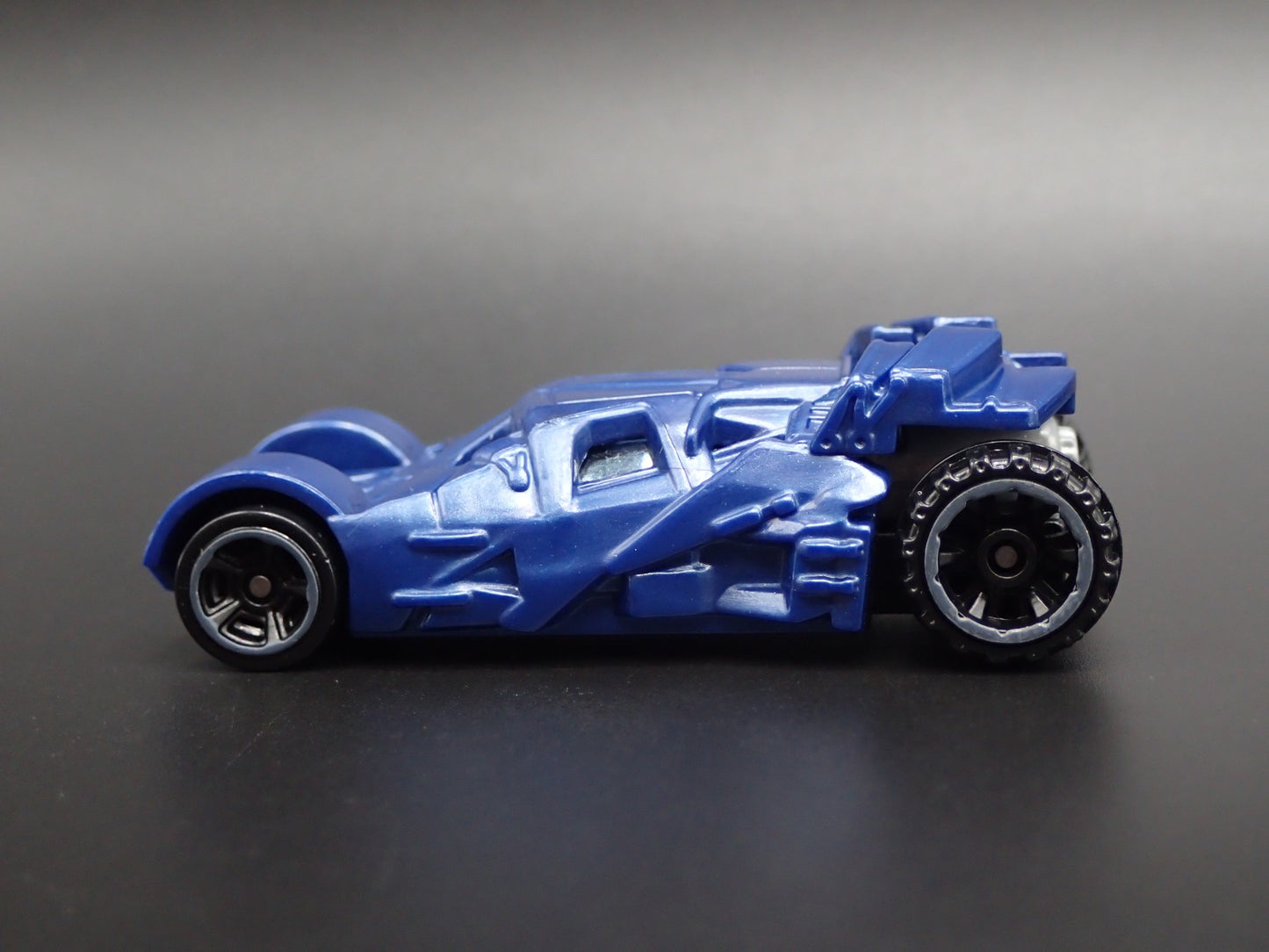 BATMAN BATMOBILE THE TUMBLER THE DARK KNIGHT RISES 1:64 SCALE DIECAST MODEL CAR