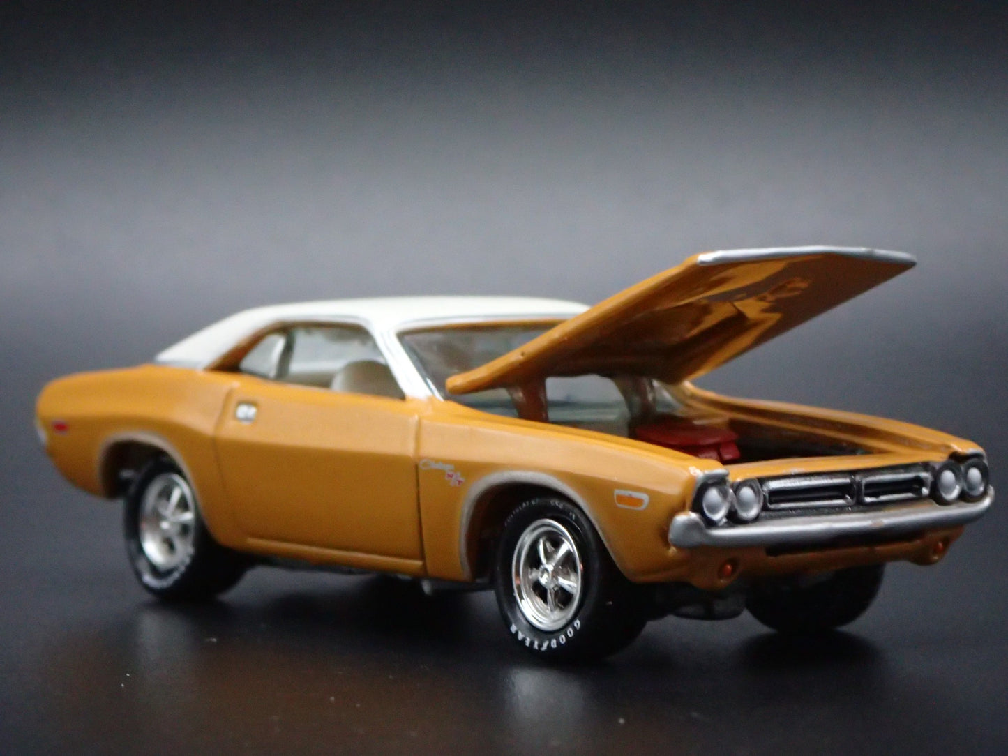 1971 71 DODGE CHALLENGER RT 1/64 SCALE COLLECTIBLE DIORAMA DIECAST MODEL CAR