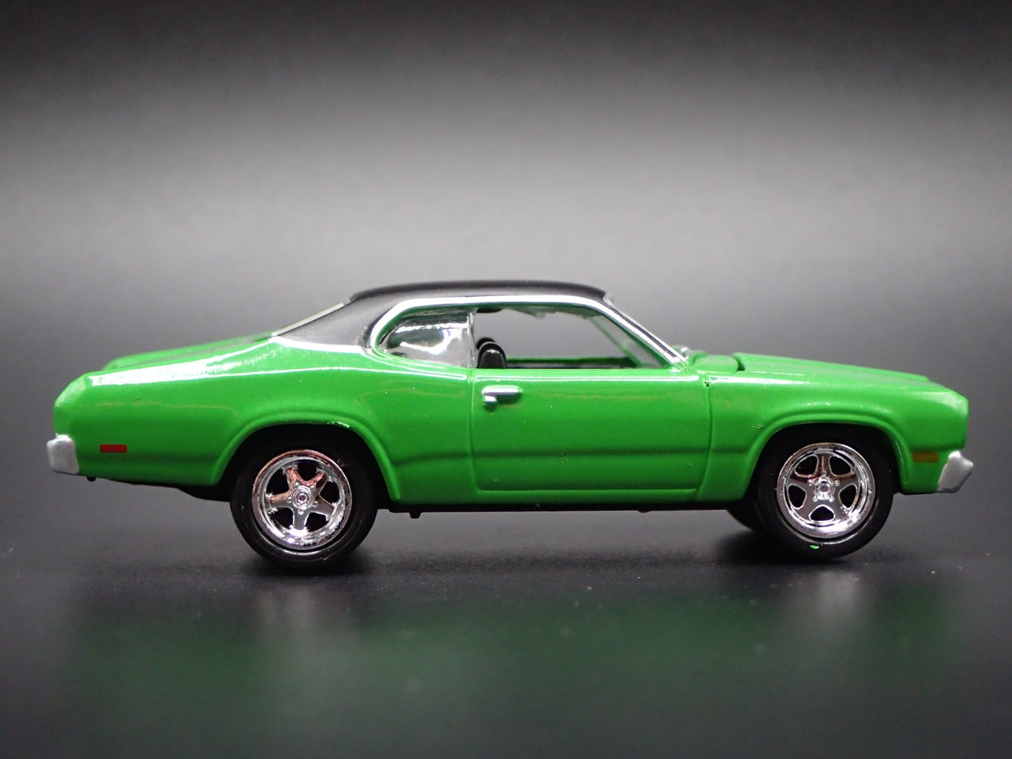 1971 71 PLYMOUTH DUSTER GREEN 1/64 SCALE COLLECTIBLE DIORAMA DIECAST MODEL CAR