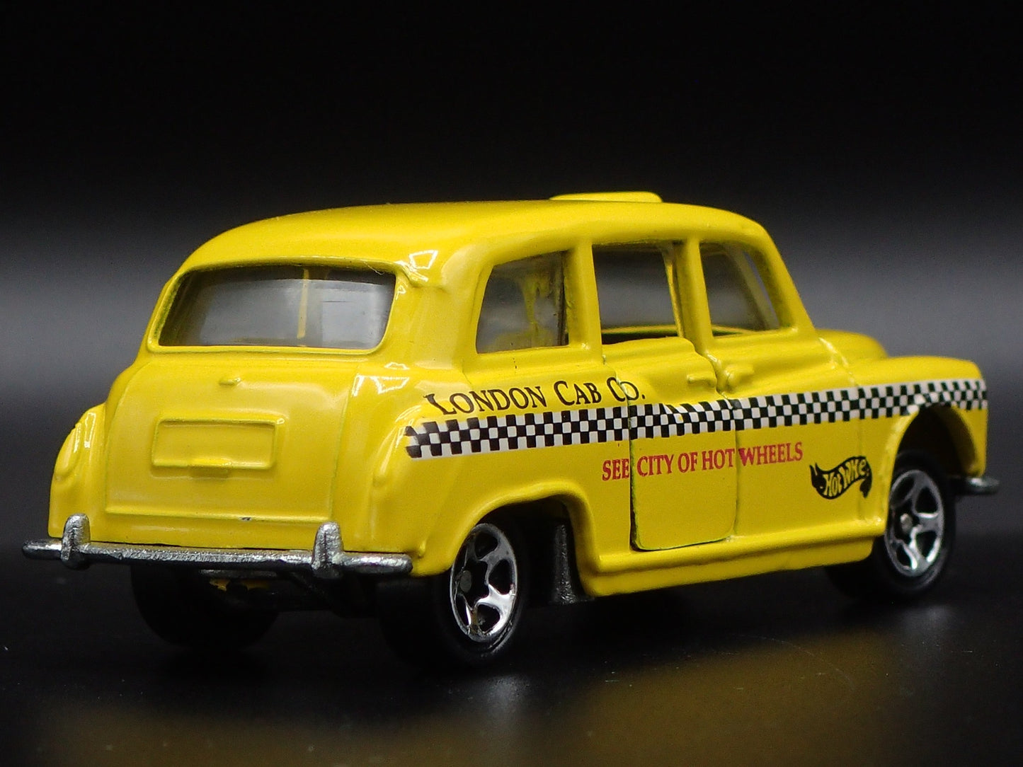 VINTAGE LONDON TAXI CAB YELLOW 1:64 SCALE COLLECTIBLE DIORAMA DIECAST MODEL CAR