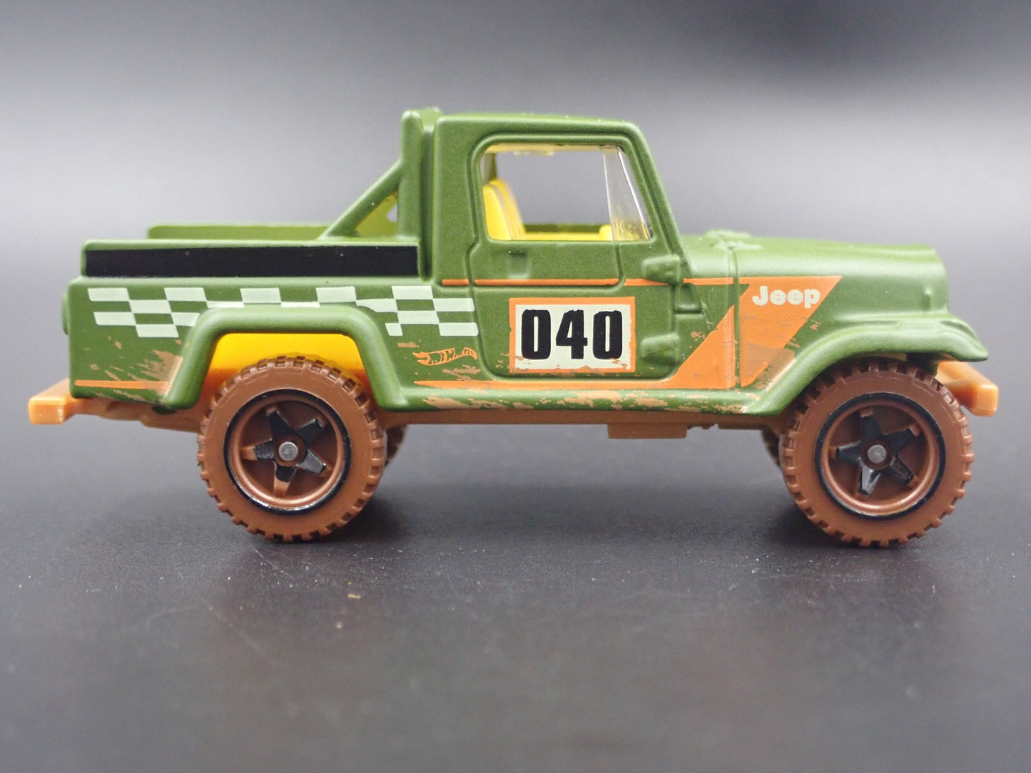 1981-1985 JEEP CJ8 SCRAMBLER PICKUP TRUCK 1:64 SCALE DIORAMA DIECAST MODEL TRUCK