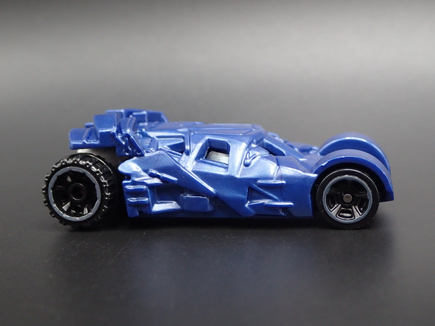 BATMAN BATMOBILE THE TUMBLER THE DARK KNIGHT RISES 1:64 SCALE DIECAST MODEL CAR