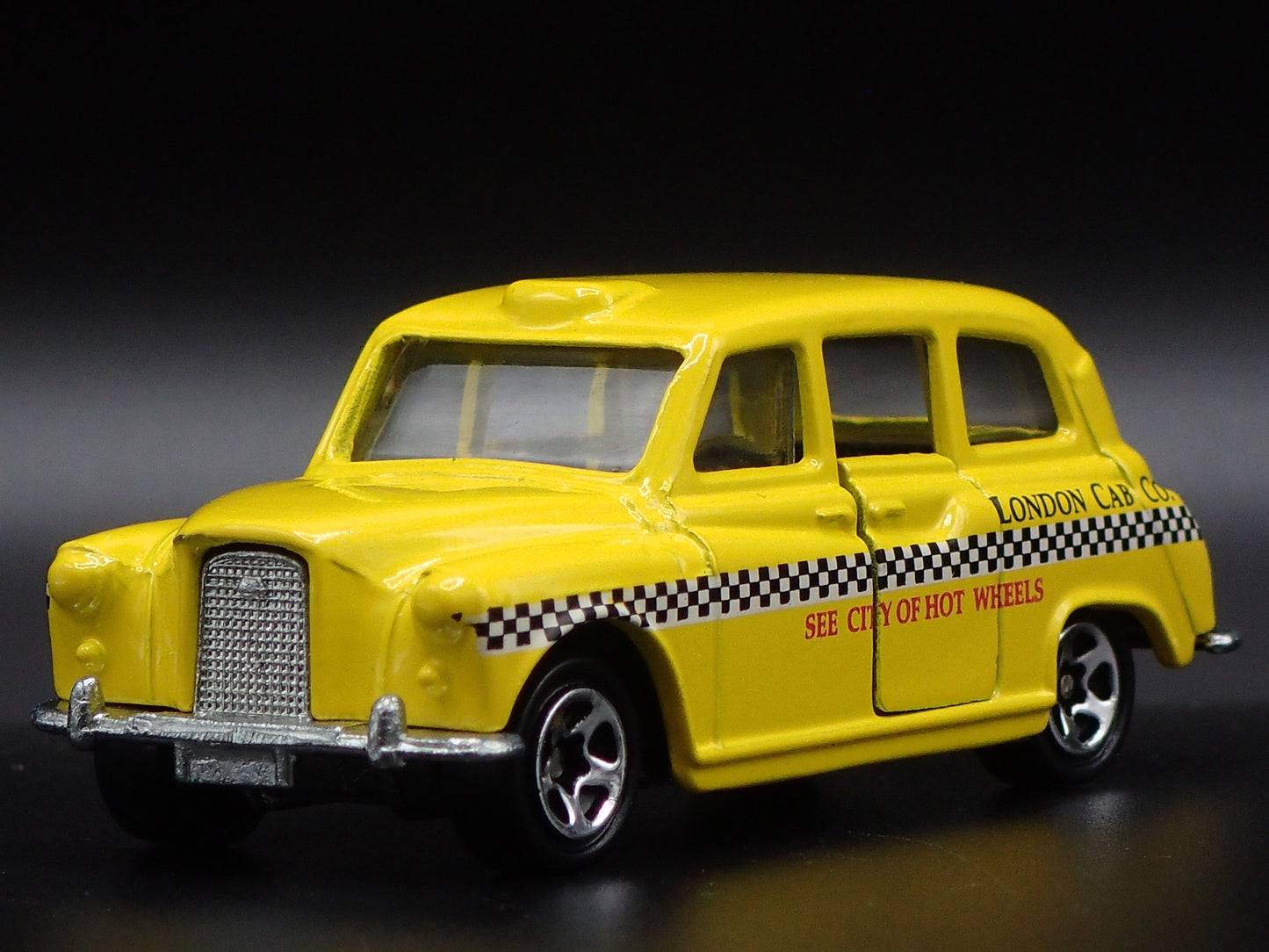 VINTAGE LONDON TAXI CAB YELLOW 1:64 SCALE COLLECTIBLE DIORAMA DIECAST MODEL CAR