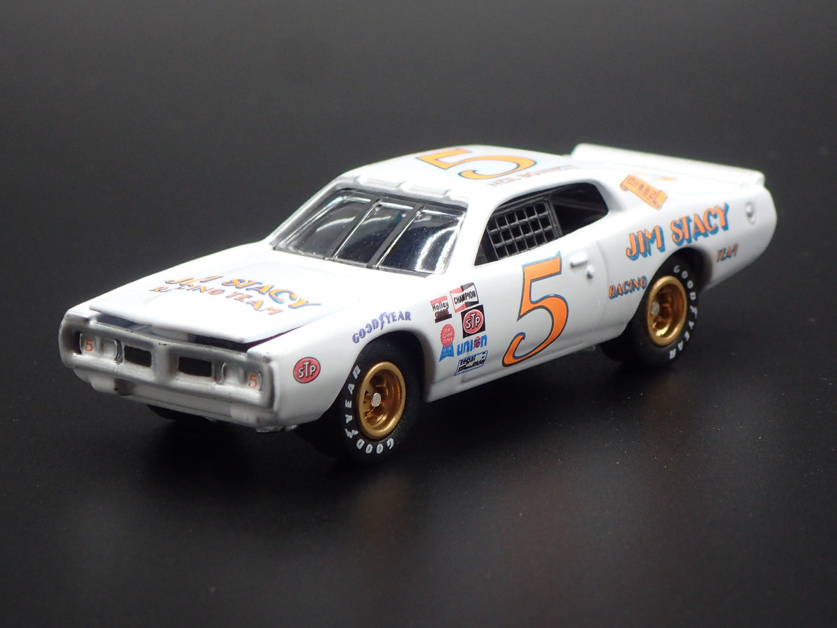 1977 77 DODGE CHARGER NEIL BONNETT 5 NASCAR 1:64 SCALE DIORAMA DIECAST MODEL CAR-Burning Rubber Toy Company