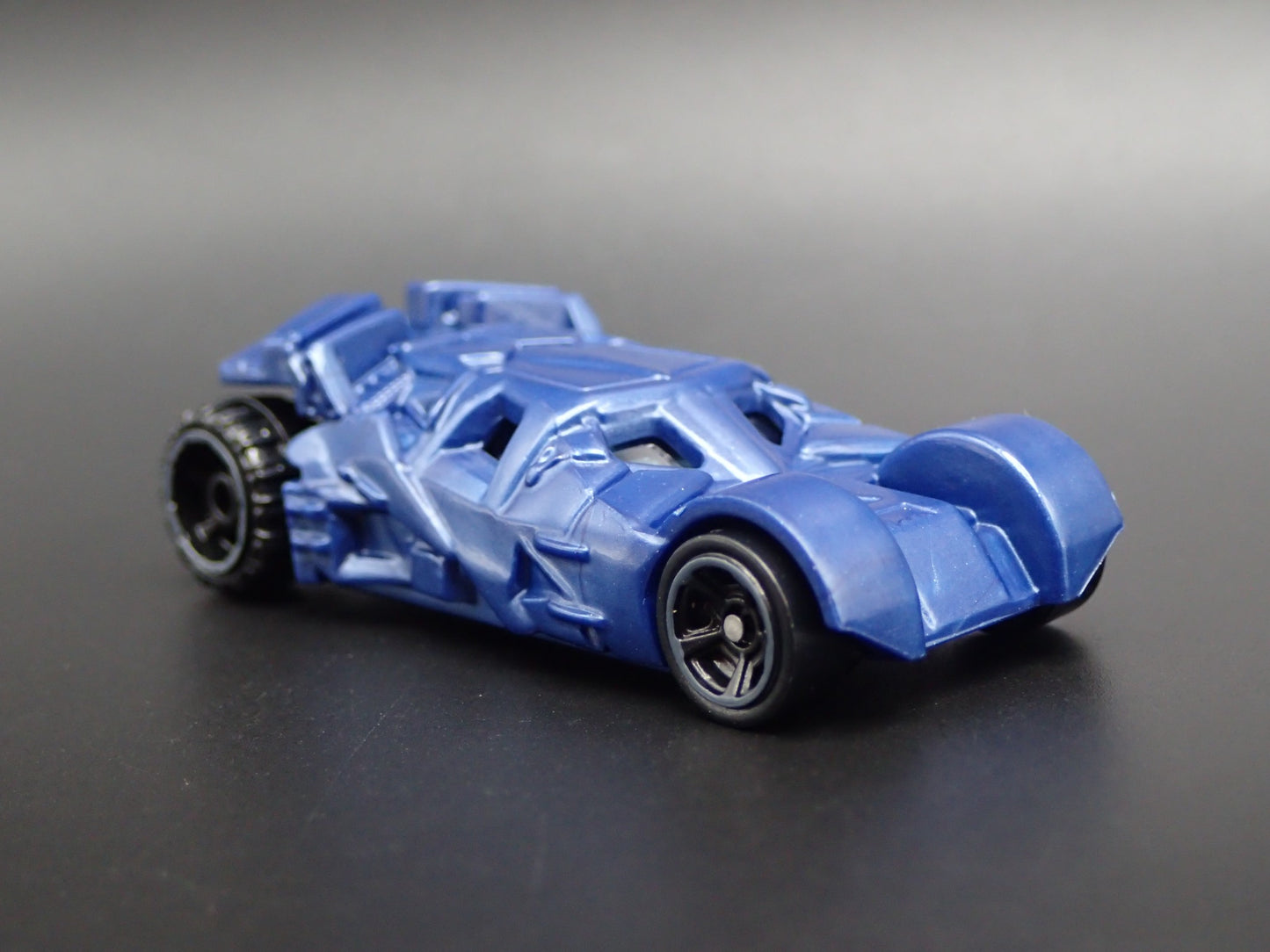 BATMAN BATMOBILE THE TUMBLER THE DARK KNIGHT RISES 1:64 SCALE DIECAST MODEL CAR