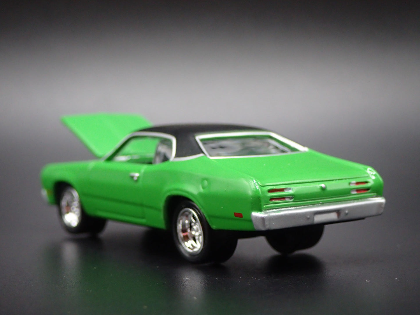1971 71 PLYMOUTH DUSTER GREEN 1/64 SCALE COLLECTIBLE DIORAMA DIECAST MODEL CAR