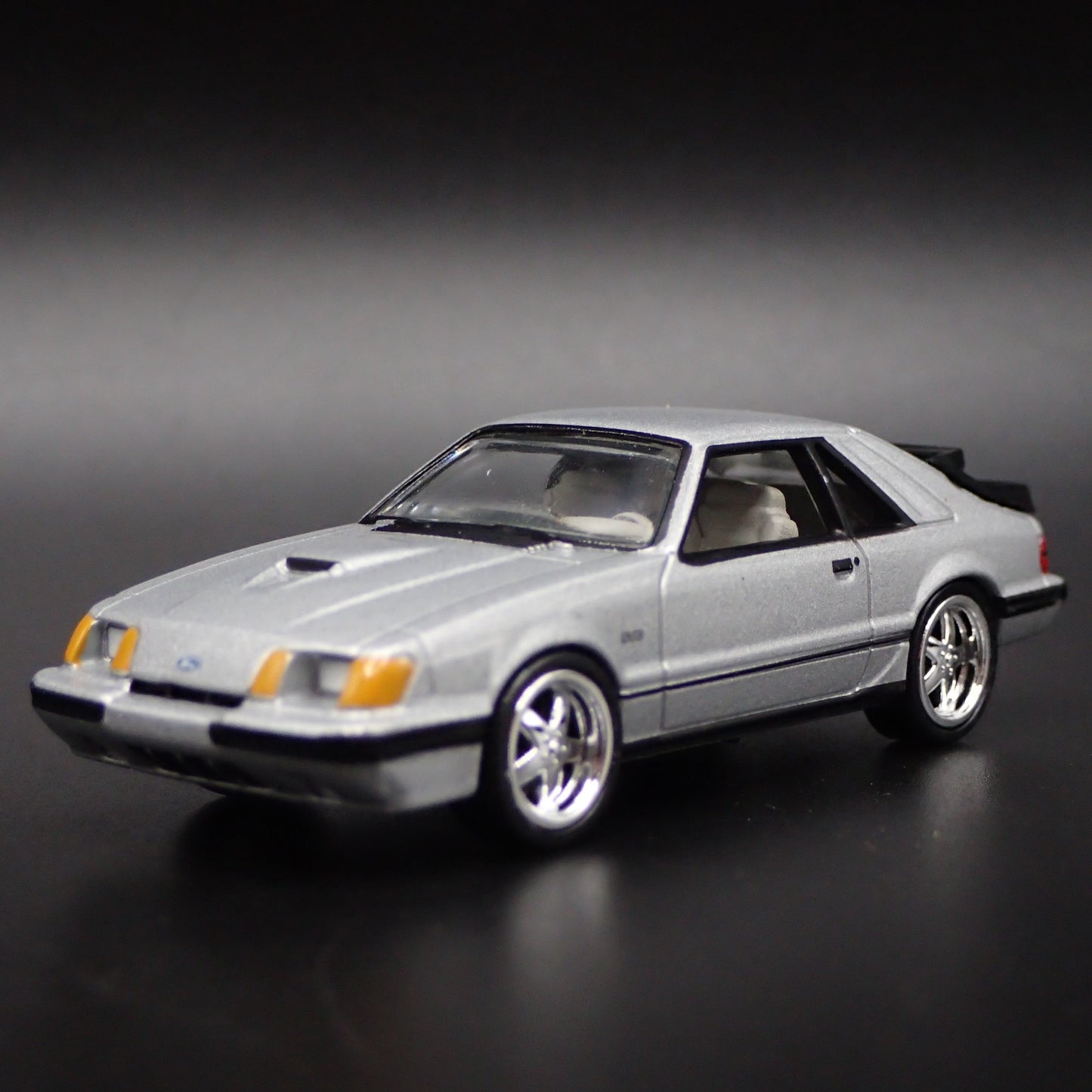 1984 84 FORD MUSTANG SVO FOX BODY SILVER 1:64 SCALE DIORAMA DIECAST MODEL CAR