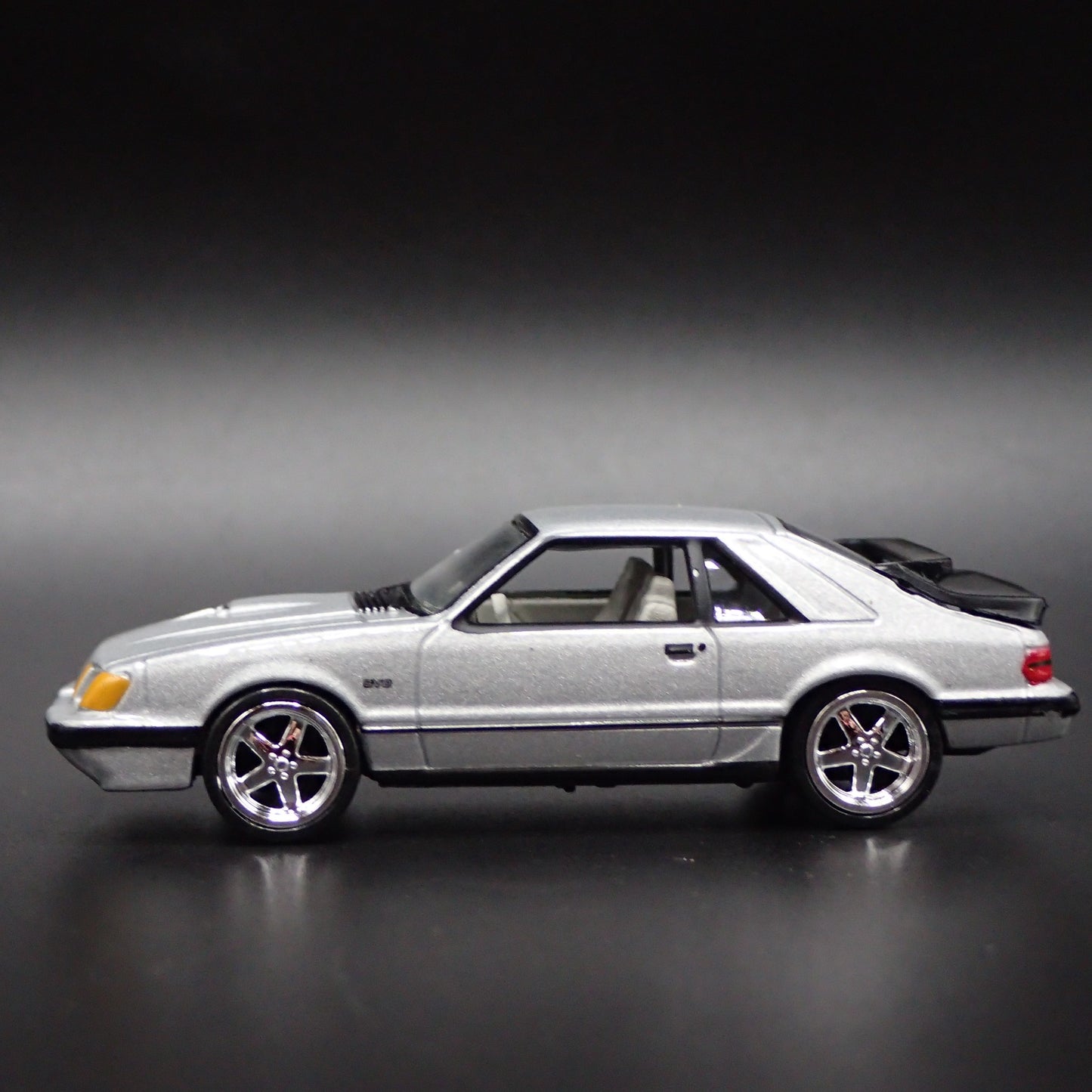 1984 84 FORD MUSTANG SVO FOX BODY SILVER 1:64 SCALE DIORAMA DIECAST MODEL CAR