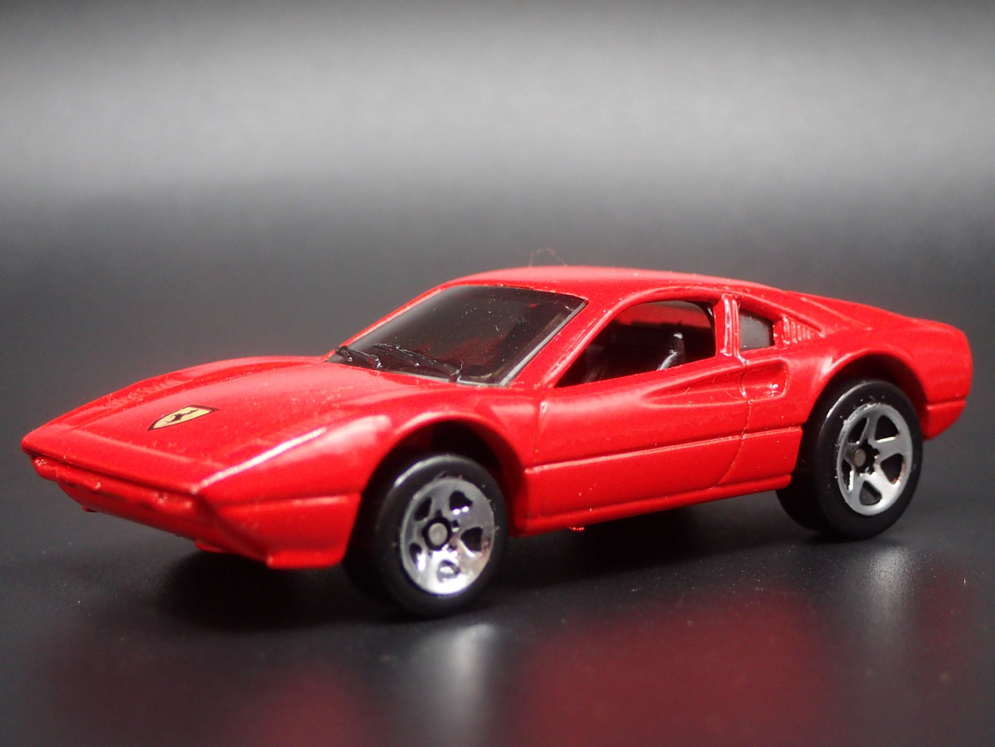 1975-1985 FERRARI 308 SUPER CAR 1:64 SCALE COLLECTIBLE DIORAMA DIECAST MODEL CAR