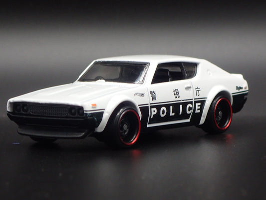 1972-1973 NISSAN SKYLINE 2000 GTR POLICE 1:64 SCALE DIORAMA DIECAST MODEL CAR